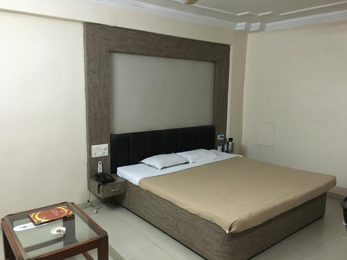 Hotel Grand Arjun Rāipur Kültér fotó
