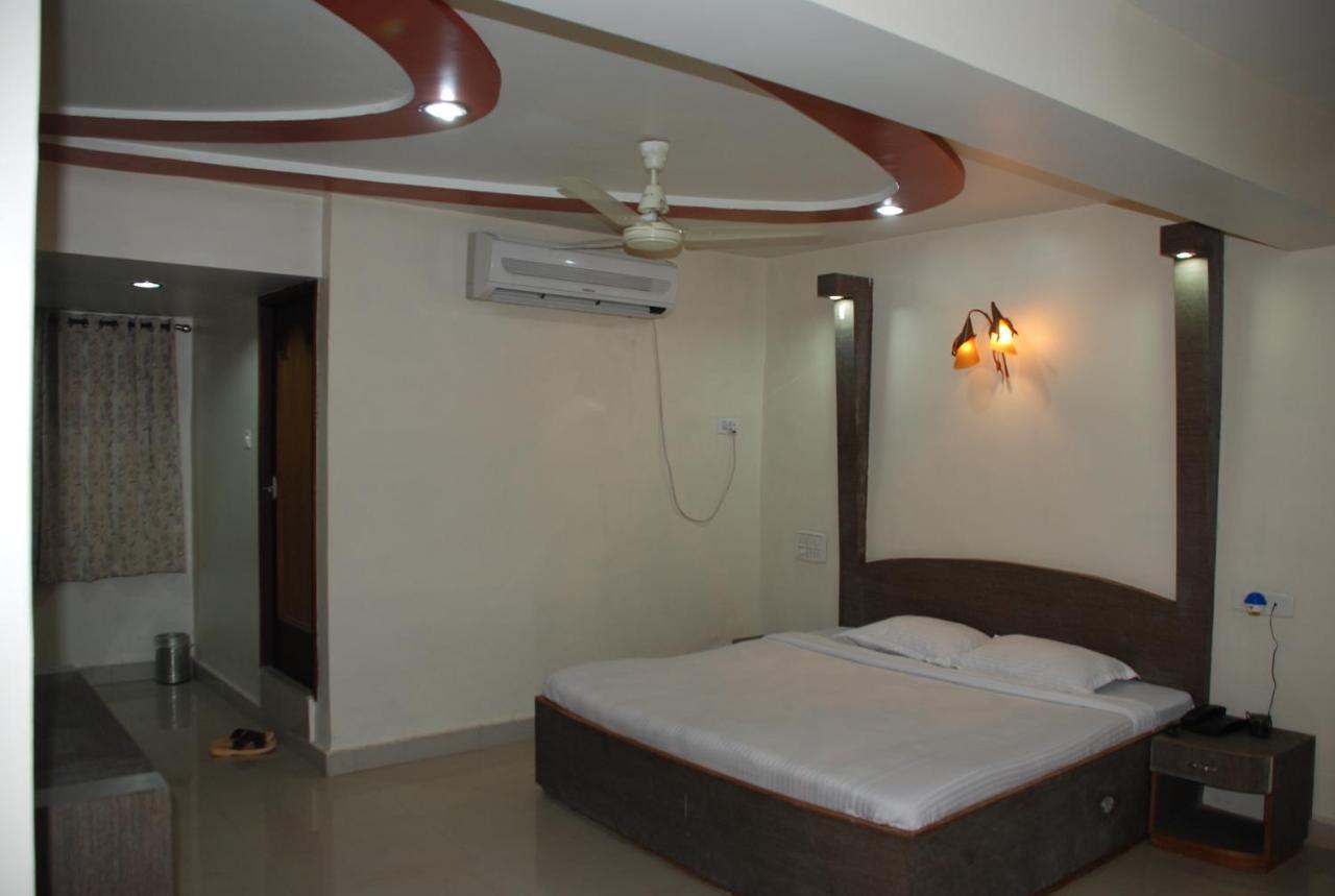 Hotel Grand Arjun Rāipur Kültér fotó