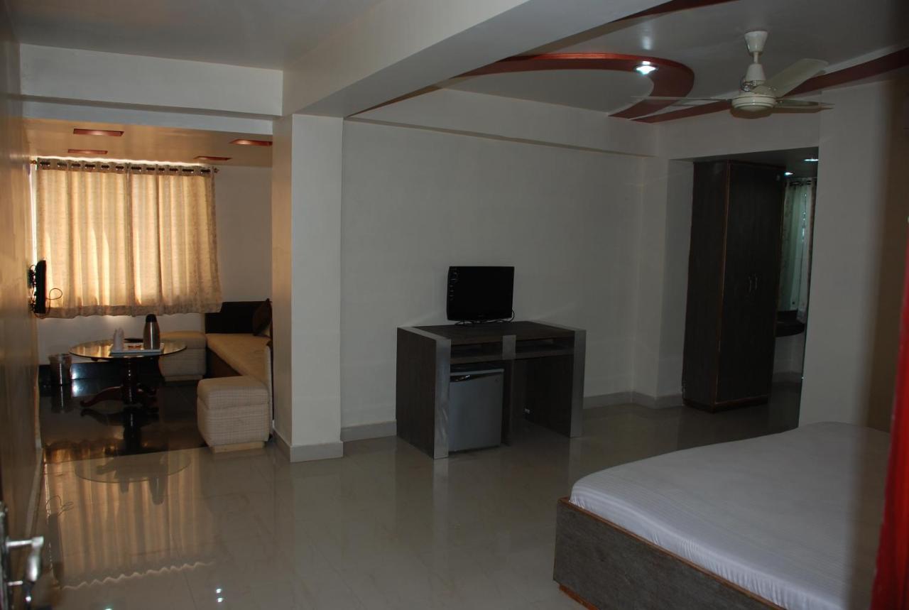 Hotel Grand Arjun Rāipur Kültér fotó