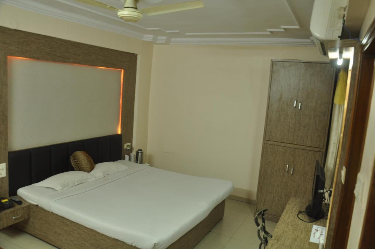 Hotel Grand Arjun Rāipur Kültér fotó