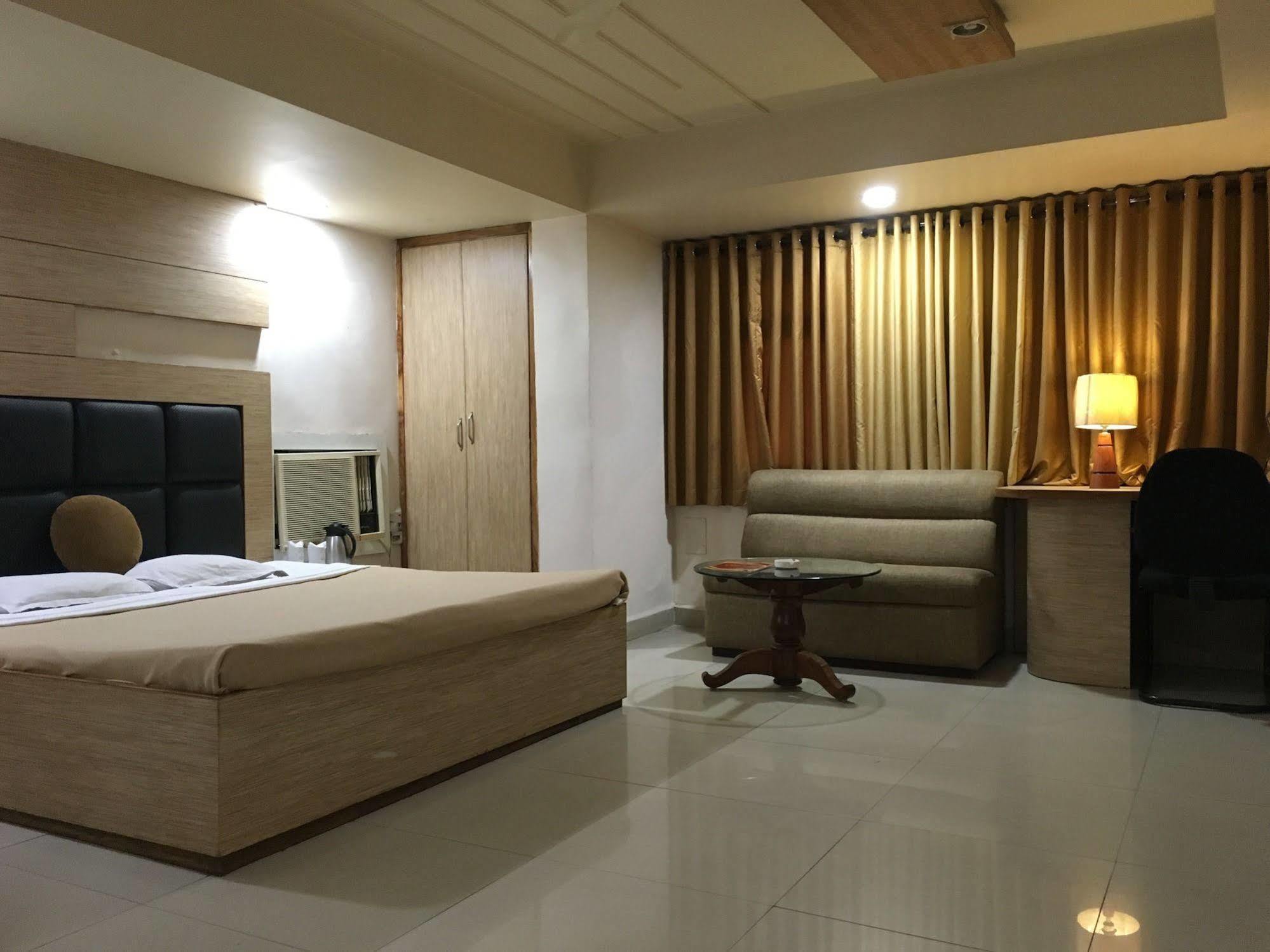 Hotel Grand Arjun Rāipur Kültér fotó